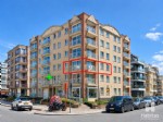 Op een uitstekende ligging, op slechts 100 m. van het strand, bevindt zich dit ruim en kwaliteitsvol afgewerkte hoekappartement op de 2de verdieping van een perfect onderhouden residentie.
Dankzij de grote raampartijen baadt de leefruimte in het licht en geeft ze toegang tot een zuidwestgericht terras met open zicht. De volledig ingerichte open keuken sluit vlot aan op de woonkamer.
Verder beschikt het appartement over een royale inkomhal met afzonderlijk toilet, een berging met aansluiting voor een wasmachine, een verzorgde badkamer met ligbad, en twee volwaardige slaapkamers met praktische kasten op maat.
In de kelderverdieping is er een fietsenberging, bereikbaar via de centrale garagepoort. Optioneel bijkomend te koop: een ruime inpandige garage (vraagprijs € 99.000).
Een ideaal appartement als vaste woonst of als comfortabel tweede verblijf met sterk verhuurpotentieel en minimale jaarlijkse vaste kosten.
Onder deze tekst bij "documenten" vindt u een grondplan
(26/052)